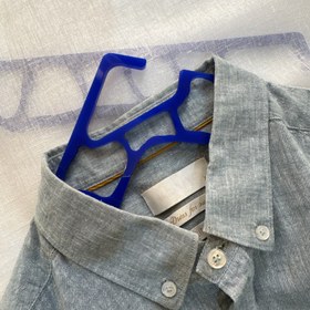 تصویر هنگر لباس آبی پک یک عددی 