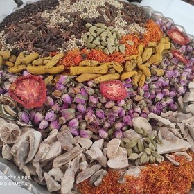 تصویر ادویه مرغ مخصوص همراه با برگ بو 