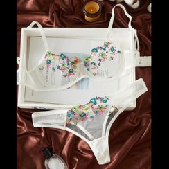 تصویر ست لباس زیر فانتزی شین (Shein) دو تکه سفید با گلدوزی رنگی 