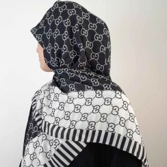 تصویر روسری بزرگ گلوریا طرح گوچی قواره ۱۴۰ ترکیب سیاه و سفید 