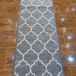 تصویر کناره فرش متری طرح مراکشی طوسی سفید سایز دلخواه مشتری بصورت 320شانه تراکم 960 است ، قیمت ذکر شده مربوط به یک متر مربع 