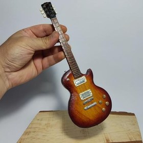 تصویر گیتار الکتریک چوبی مینیاتوری دکوری رومیزی مدل گیبسون Gibson -(دستسازه) 