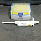 تصویر سمپلر متغیر اپندورف رنج 10 تا 100 میکرولیتر 