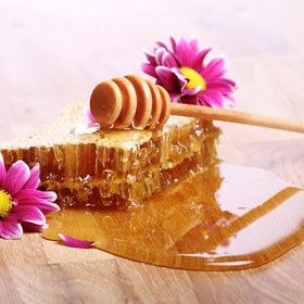 تصویر موم زنبور عسل طبیعی یک کیلویی Natural beeswax