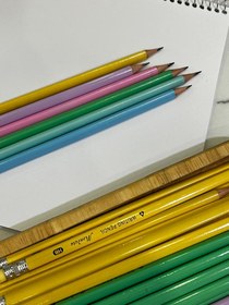 تصویر مداد سیاه بدنه رنگی 