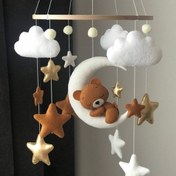 تصویر آویز موزیکالی تخت نوزاد طرح خرس و ماه و ستاره 