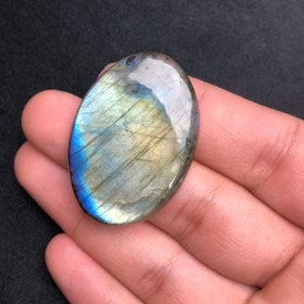 تصویر نگین لابرادوریت طبیعی با لابرادورنسی زرد و ابی Labradorite