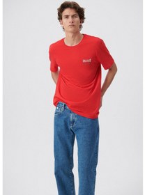 تصویر تیشرت قرمز طرح دار مردانه با جین آبی 066841-33099 برند Mavi Blue Men's Blue Jeans Printed Red T-Shirt 066841-33099