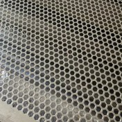 تصویر ورق پانچ لونه زنبوری ۰.۹ میلیمتر ابعاد ۲×۱ متر 