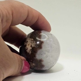 تصویر گوی سنگ عقیق قطر ۶ سانت با پایه چوبی 