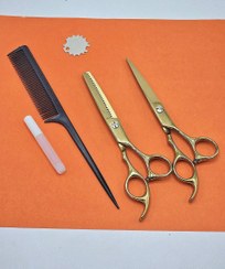 تصویر ست قیچی حرفه ای و فوق‌العاده با کیفیت کوتاهی مو A set of professional and excellent hair cutting scissors