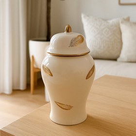 تصویر جینجر جار - ظرف دکوری خاص با طرح پر طلایی 