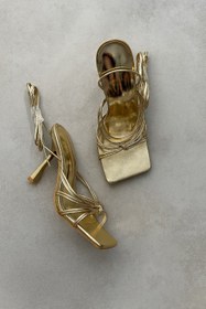 تصویر صندل زنانه طلایی بنددار پاشنه مدادی شیک و مجلسی Prettylitte