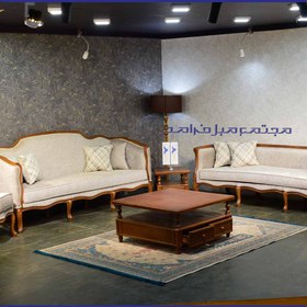 تصویر مبل کلاسیک لیو ۹ نفره با کاناپه و میز جلو مبلی 