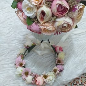 تصویر دسته گل عروس به همراه ست کامل تاج و دستبند و گل جیبی 