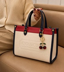 تصویر کیف زنانه Coach دسته دار طرح کلاسیک جنس چرم مصنوعی خارجی با آویز گیلاس 