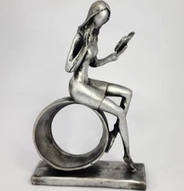 تصویر تندیس دختر کتابخوان 