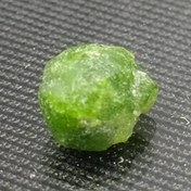 تصویر سنگ معدنی راف گارنت سبز دمانتوئید کرمان 