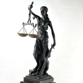 تصویر مجسمه عدالت برنزی 