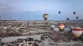 تصویر دانلود فوتیج بالن ها در سپیده دم Balloons Take Off At Dawn 