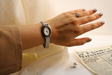 تصویر ساعت زنانه بند نقره ای نایدو صفحه بیضی سفید بند و بک استیل قفل ریلی کیفیت عالی 