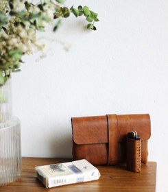 تصویر | کیف سیگار و فندک چرم طبیعی | دست‌ ساز لوکس و منحصربه‌فرد | مشکی ، سبز تیره ، عسلی تیره ، عسلی روشن | - عسلی تیره 