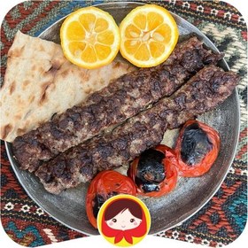 تصویر خوراک کوبیده ( یک سیخ مخلوط گوسفند گوساله ) با دورچین 