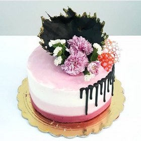 تصویر کیک سه رنگ با گل آرایی طبیعی 