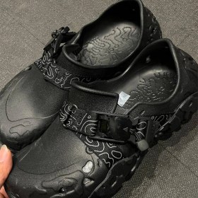 تصویر کراکس مردانه مشکی طرح دار 