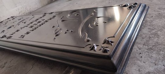 تصویر سنگ قبر گرانیت مشکی با نوشته های برجسته 3d و ابزار دور 