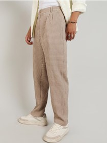 تصویر شلوار مردانه کرم با طرح چهارخانه بافت‌دار برند campus sutra Men's Beige Textured Graph Check Trousers