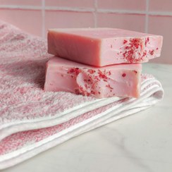 تصویر صابون آلوچری (هسته انار و البالو) مناسب پوست چرب - همراه با زیرصابونی لوفا alocherry soap