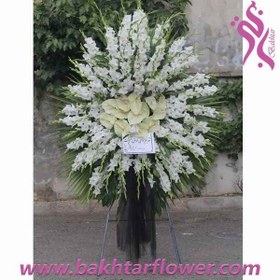 تصویر سبد گل پایه دار- تاج گل با آنتوریوم و گلایل سفید 