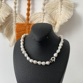 تصویر گردنبند مروارید باروک با قفل نقره ا Pearl necklace with silver lock Pearl necklace with silver lock
