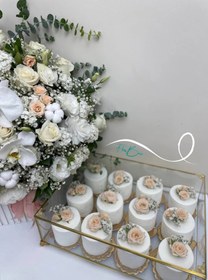 تصویر باکس گل و کاپ کیک خواستگاری سفید گلبهی فلوبار White and Peach Engagement Flower Box and Cupcakes FlowBar