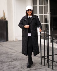 تصویر کاپشن بلند زنانه لیوزا مشکی؛ کاپشن زمستانی کلاهدار شیک و ضدآب مناسب فصول سرد 