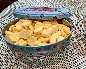 تصویر قند گیاهی زعفرانی تهیه شده از گیاه زعفران طبیعی - 200گرم Saffron plant-based sugar made from natural saffron