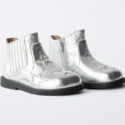 تصویر بوت زنانه با جزئیات ستاره‌ای و زیپ از برند زارا (بچه گانه) 