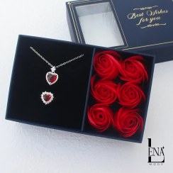 تصویر باکس ولنتاین گل قرمز با نیم ست قلبی – هدیه‌ای خاص و رمانتیک 