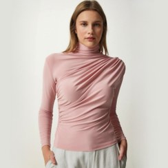 تصویر بلوز زنانه ترک آستین بلند یقه‌ ایستاده صورتی پودری 