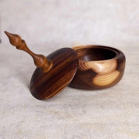 تصویر قندان در دار چوبی 