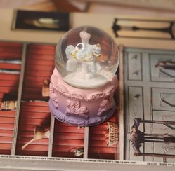 تصویر گوی شیشه ای اسب تک شاخ قلبی 