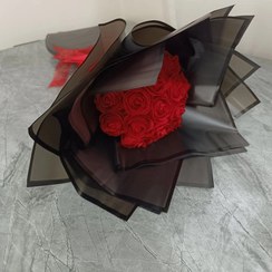 تصویر دسته گل مصنوعی رز قرمز ۱۵ شاخه با کاغذ مشکی 