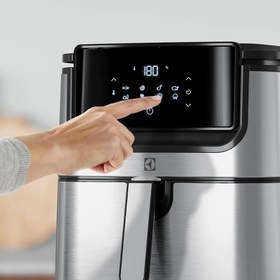 تصویر سرخکن بدون روغن برند Electrolux سوئد مدل E6AF1-6ST استیل - ۳.۵ لیتر استیل/مشکی Electrolux E6AF1-6ST Air Fryer, 8 Programs, Touch LCD Screen, 7L Basket Capacity, 5.4L Frying Capacity, Hot Air Fryer, 1800W, Stainless Steel, LCD Screen