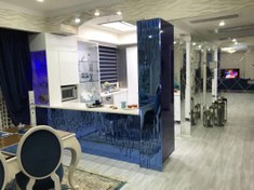 تصویر کابینت آشپزخانه با آینه و شیشه لاکوبل در رنگ آبی 