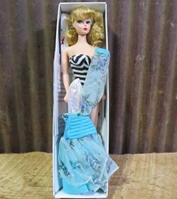 تصویر بازتولیدی از باربی اصلی ساخت سال 1959 همراه با عروسک و پکیج به مناسبت 35 سالگرد تولید باربی محصول Barbie. 