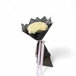 تصویر دسته گل رز سفید و کاغذ مشکی 