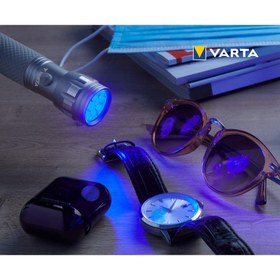 تصویر چراغ قوه VARTA UV، شامل 3 عدد باتری قلمی، نور UV برای بررسی و تایید اسکناس، اثر انگشت، تشخیص باقی مانده کثیفی و ادرار حیوانات خانگی. VARTA UV el feneri LED, 3 x AAA pil dahil, UV ışığı, banknotları, parmak izlerini kontrol etmek ve doğrulamak için, evcil hayvanların kir kalıntılarını ve idrarını tespit etmek için