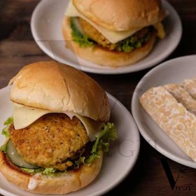 تصویر برگر تمپه پروتئین وگ نخود و سویا