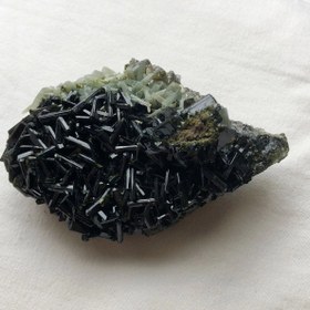 تصویر سنگ اپیدوت با همرشدی کوارتز سوزنی نمونه با بلور های سالم Epidote with acicular quartz coevolution